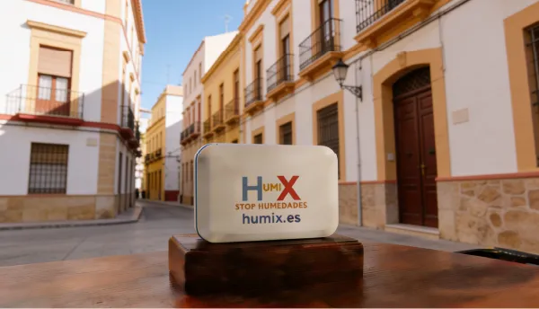 Sistema HUMIX instalado en la pared de una vivienda en Bétera